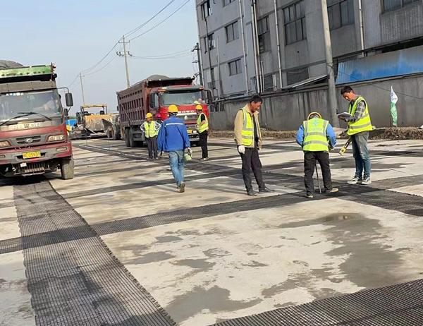 广宁老材料的新故事：玻璃纤维土工格栅如何在‘白改黑’浪潮中重获新生？